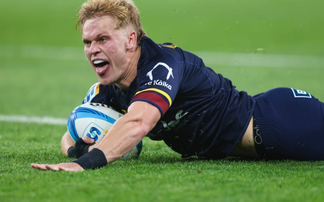 Highlanders' Finn Hurley scores against the Blues at Forsyth Barr Stadium, Dunedin, 22 Feb, 2025.