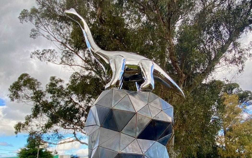 Artist Gregor Kregar says the large rock in his sculpture relates to the giant boulders ejected by the volcanic force of Taupō’s historic eruptions. The mirror-polished stainless steel Sauropod dinosaur is based on an inflatable toy and represents the town’s playful ‘holiday destination’ aspect.