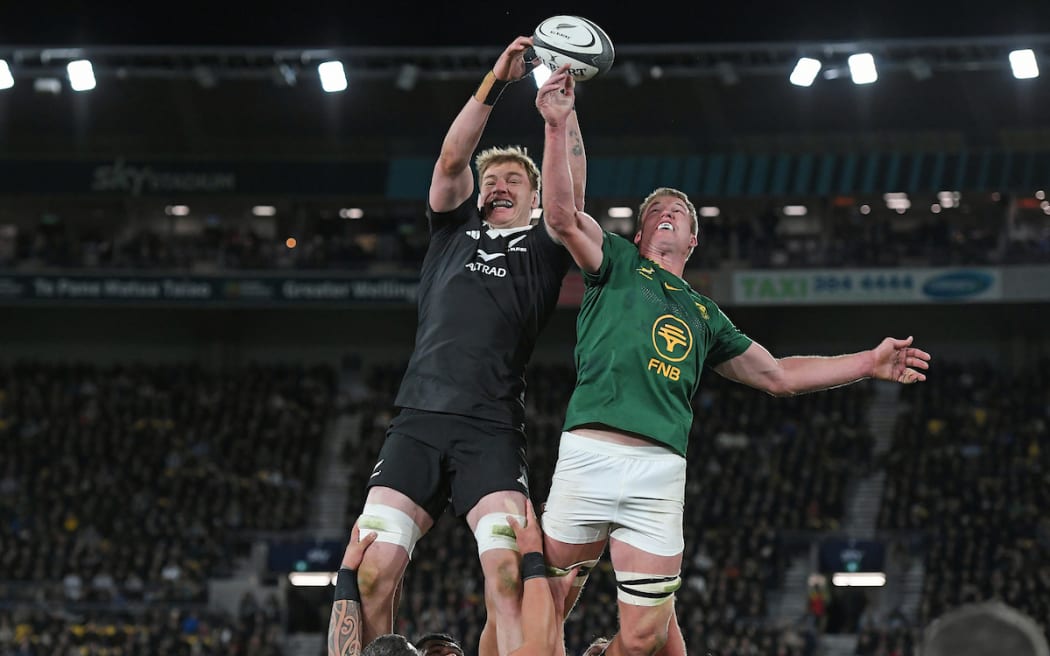 Fabian Holland competes at the lineout with Pieter-Steph du Toit.