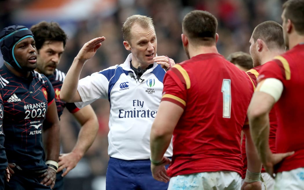 Referee Wayne Barnes discusses the scrum with French and Welsh players 2017.