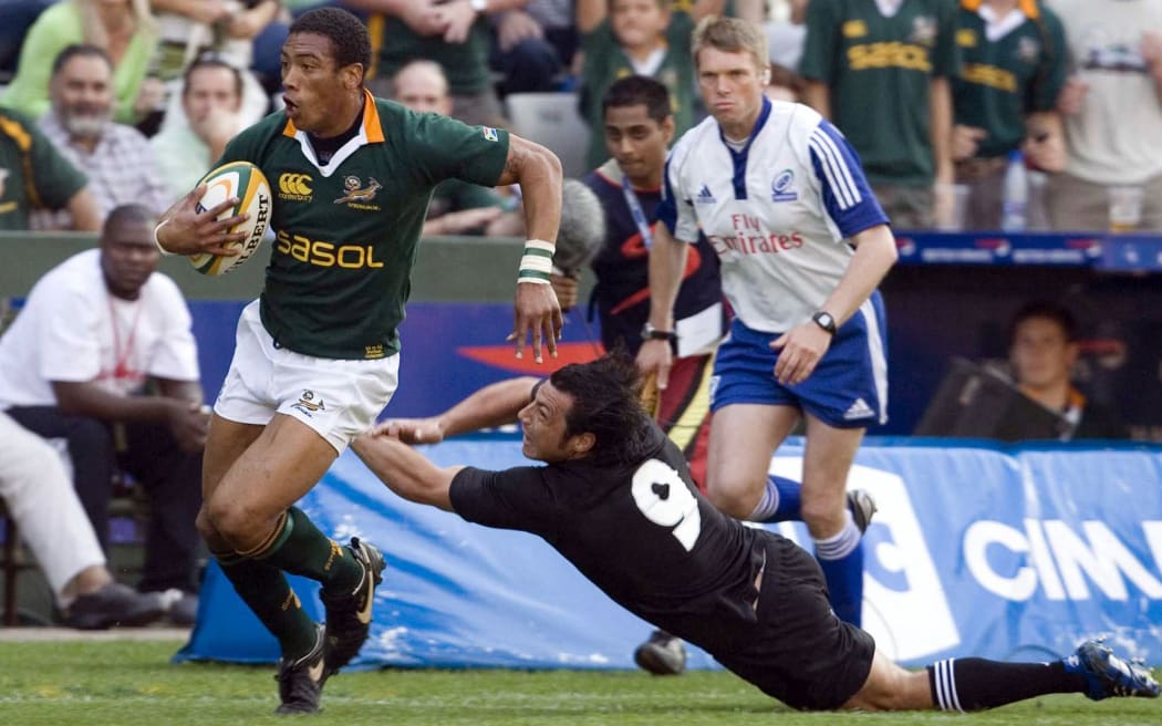 Ashwin Willemse evades the tackle of All Black halfback Byron Kelleher during a tri-nations test in 2007.