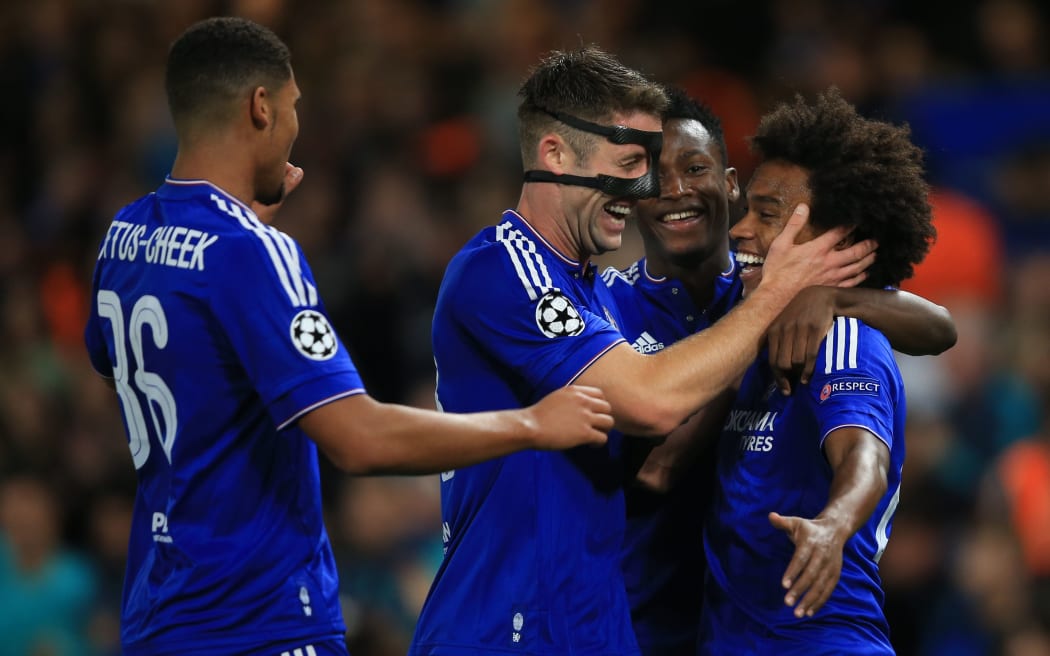 Chelsea players celebrate Willian goal 2015.