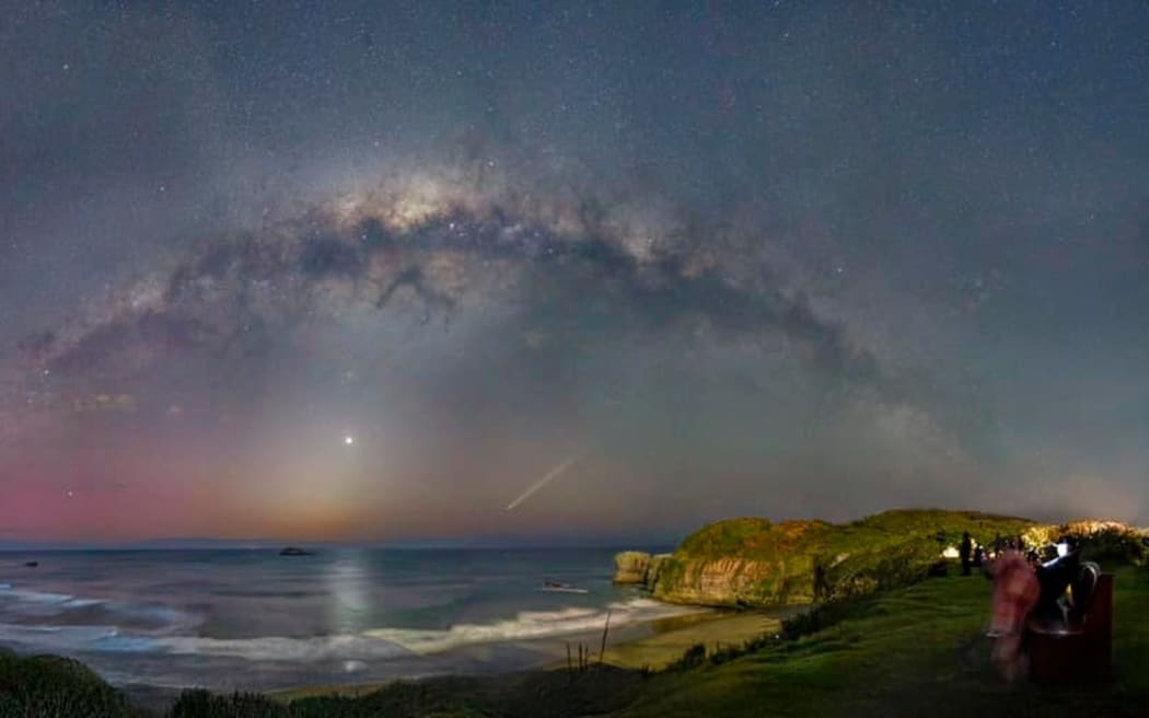 My go at Comet C/2023 A3 (Tsuchinshan–ATLAS) last night at Muriwai.