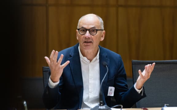 Glenn Barclay z Aotearoa Tax Justice składa zeznania przed Komisją ds. Finansów i Wydatków.
