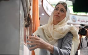 Jacinda Ardern unveils a memorial plaque at Lautoka Jame Masjid.