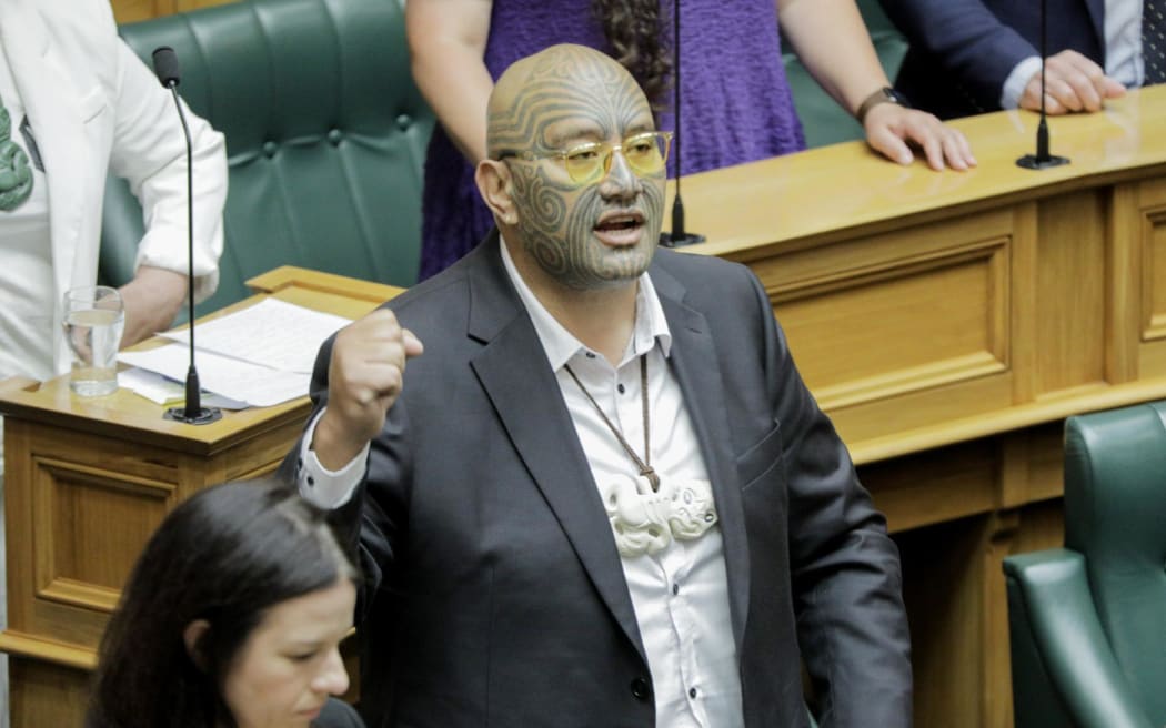 Rawiri Waititi leads a waiata in Parliament for Volodymyr Zelensky.