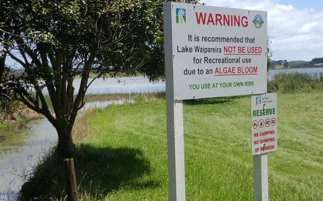 A sign warning of the algal bloom at Lake Waiparera.