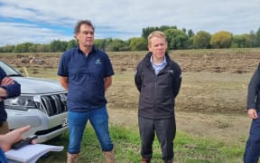 Prime Minister Chris Hipkins (right) with Mark Apatu at Apatu Farms orchard in Dartmoor on 1 March 2023.
