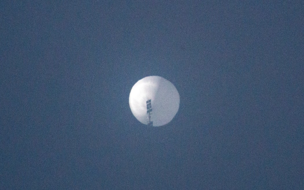 This handout photo from Chase Doak taken on February 1, 2023 and released on February 2 shows a suspected Chinese spy balloon in the sky over Billings, Montana. - The Pentagon said February 2 it was tracking a Chinese spy balloon flying high over the United States, reviving tensions between the two countries just days ahead of a rare visit to Beijing by the top US diplomat.