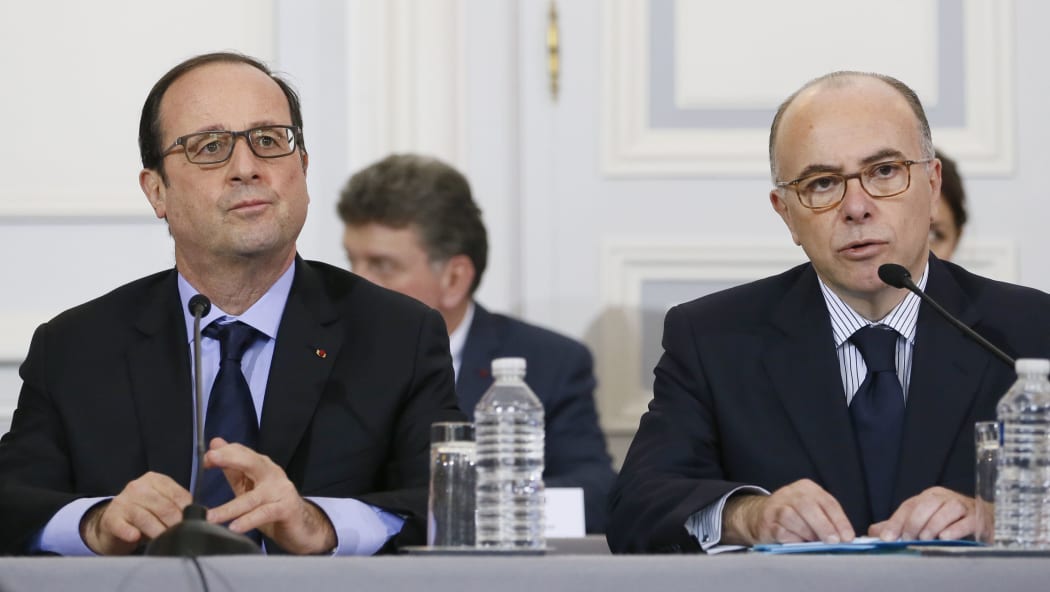 French President Francois Hollande (L) holds a crisis talk with Interior Minister Bernard Cazeneuve (R) on 9 January.