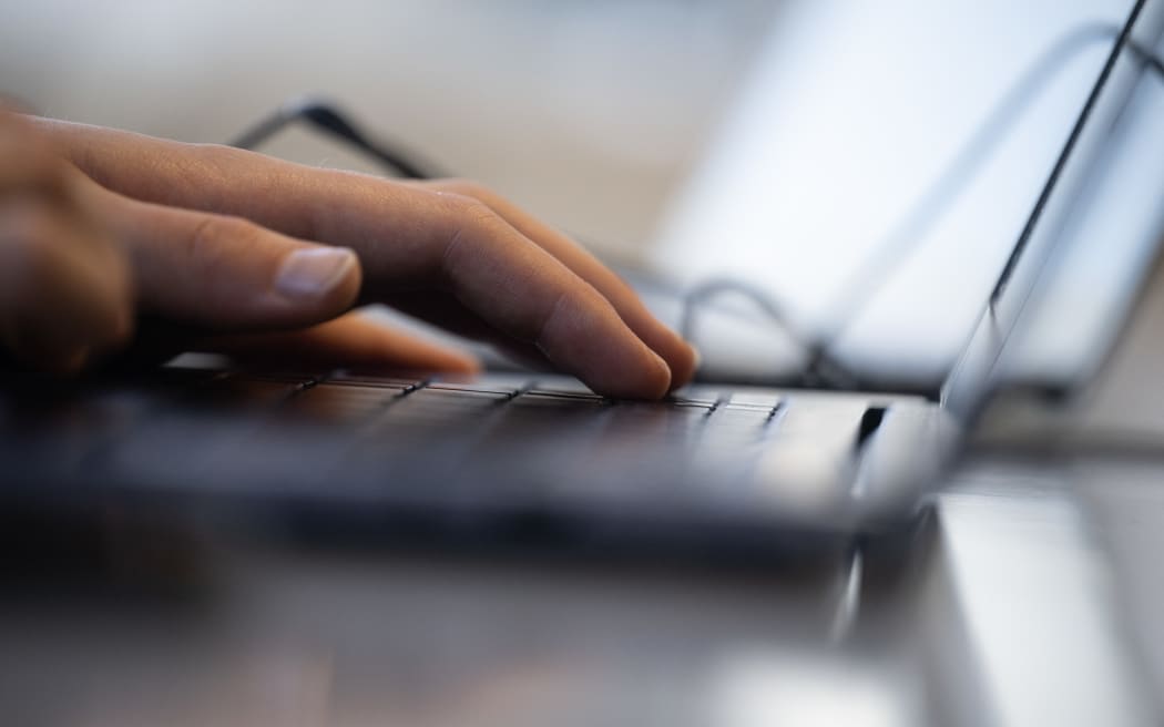 23 January 2023, Hessen, Frankfurt/Main: A woman works on a laptop in a coworking space. Photo: Sebastian Gollnow/dpa (Photo by Sebastian Gollnow / DPA / dpa Picture-Alliance via AFP)