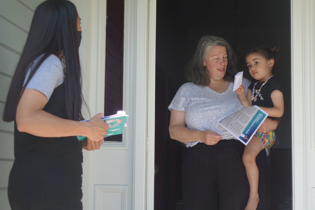 Stephanie Kettle outlines the kaiārahi group's work to Carmen Russell and daughter Elsie Teranga.