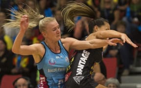 Steel's Shannon Francois and Magic's Courtney Tairi collide.