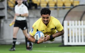 Bailyn Sullivan scores a try during the Hurricanes v Chiefs.
