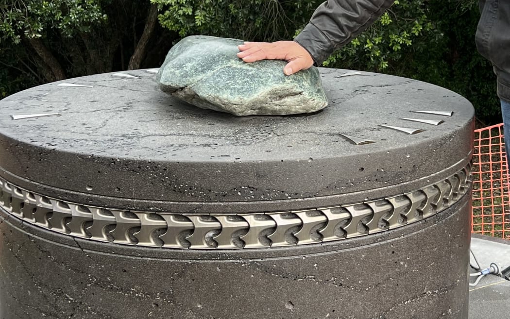 Dean Flavell on Mauao with the Kapehu (star compass)