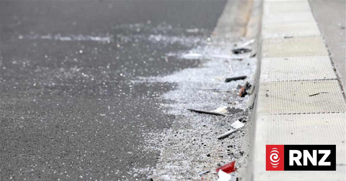 Crash between two buses and a car causes 'chaos' in Auckland | RNZ