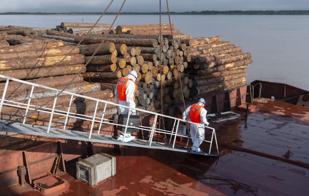 (200814) -- BEIJING, Aug. 14, 2020 (Xinhua) -- Members of staff inspect an inbound ship at the port of Fuyuan in northeast China's Heilongjiang Province, Aug. 13, 2020.