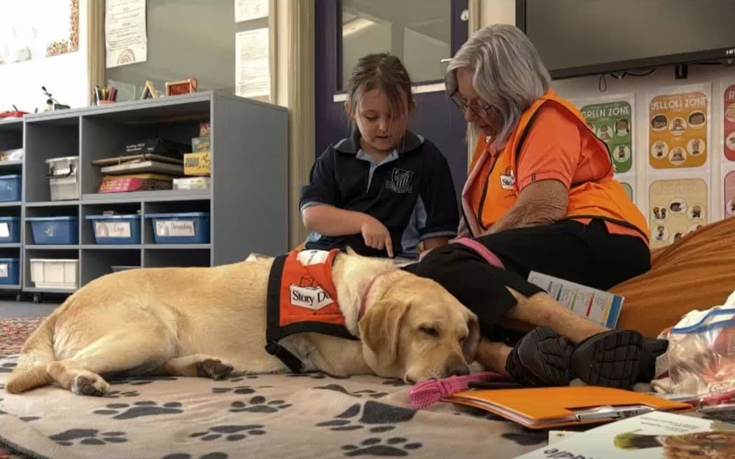 Piper the labrador with her handler Helen Barnett (right) and Samantha Coulter (left) who says she enjoys her weekly visit with Piper.