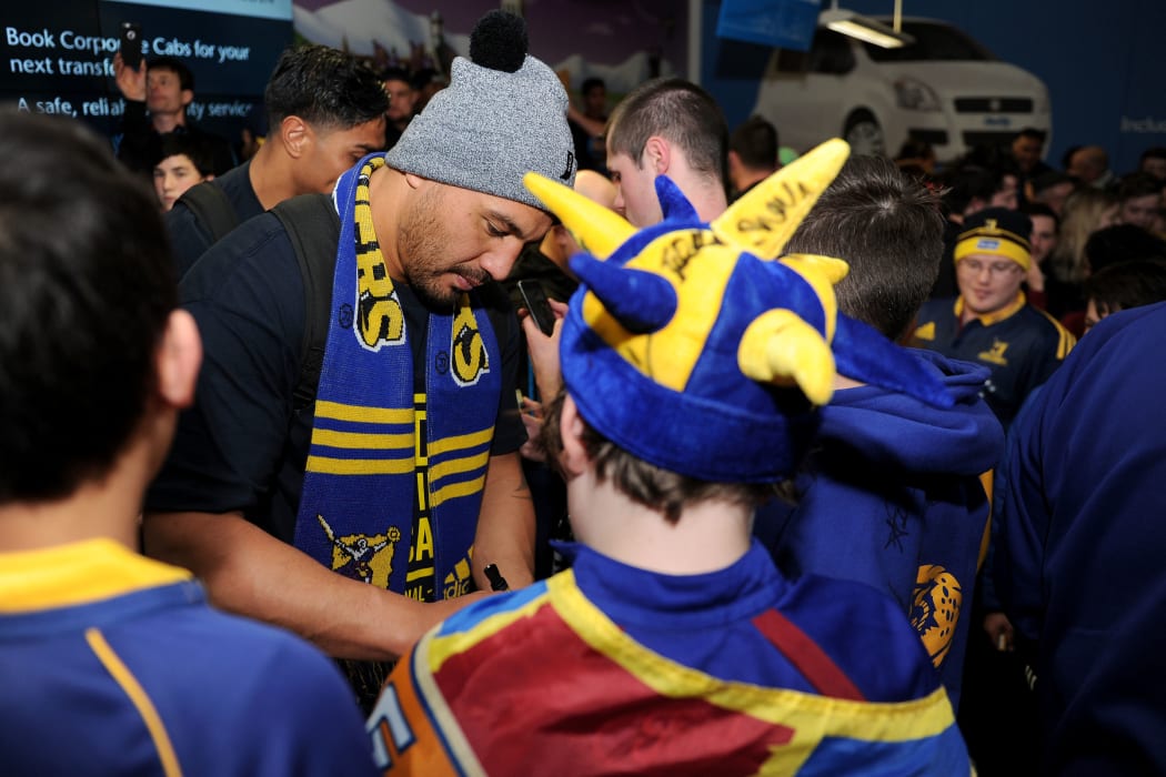 Ash Dixon signs autographs at Dunedin airport after the Highlanders' triumph