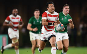Japan's wing Kenki Fukuoka (C) breaks away and carries the ball  during the Japan 2019 Rugby World Cup Pool A match between Japan and Ireland at the Shizuoka Stadium Ecopa in Shizuoka on September 28, 2019.