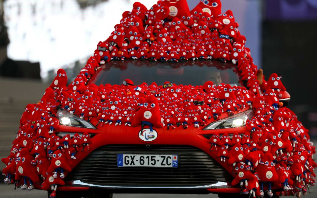 Un coche con friso aparece en la Place de la Concorde durante la ceremonia de apertura de los Juegos Paralímpicos París 2024 el 28 de agosto de 2024 en París. (Foto de Frank FIFE / AFP)