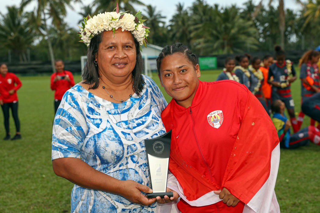 Cook Islands Football Vice President Moeroa Tamangaro presents an award during the 2019 OFC U-19 Women's Championship.