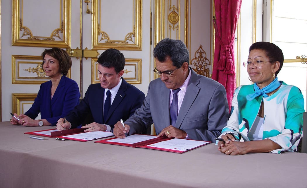The Prime Minister of France, Manuel Valls and French Polynesia's President Edouard Fritch sign the agreement under which France has extended funds to assist the poor.