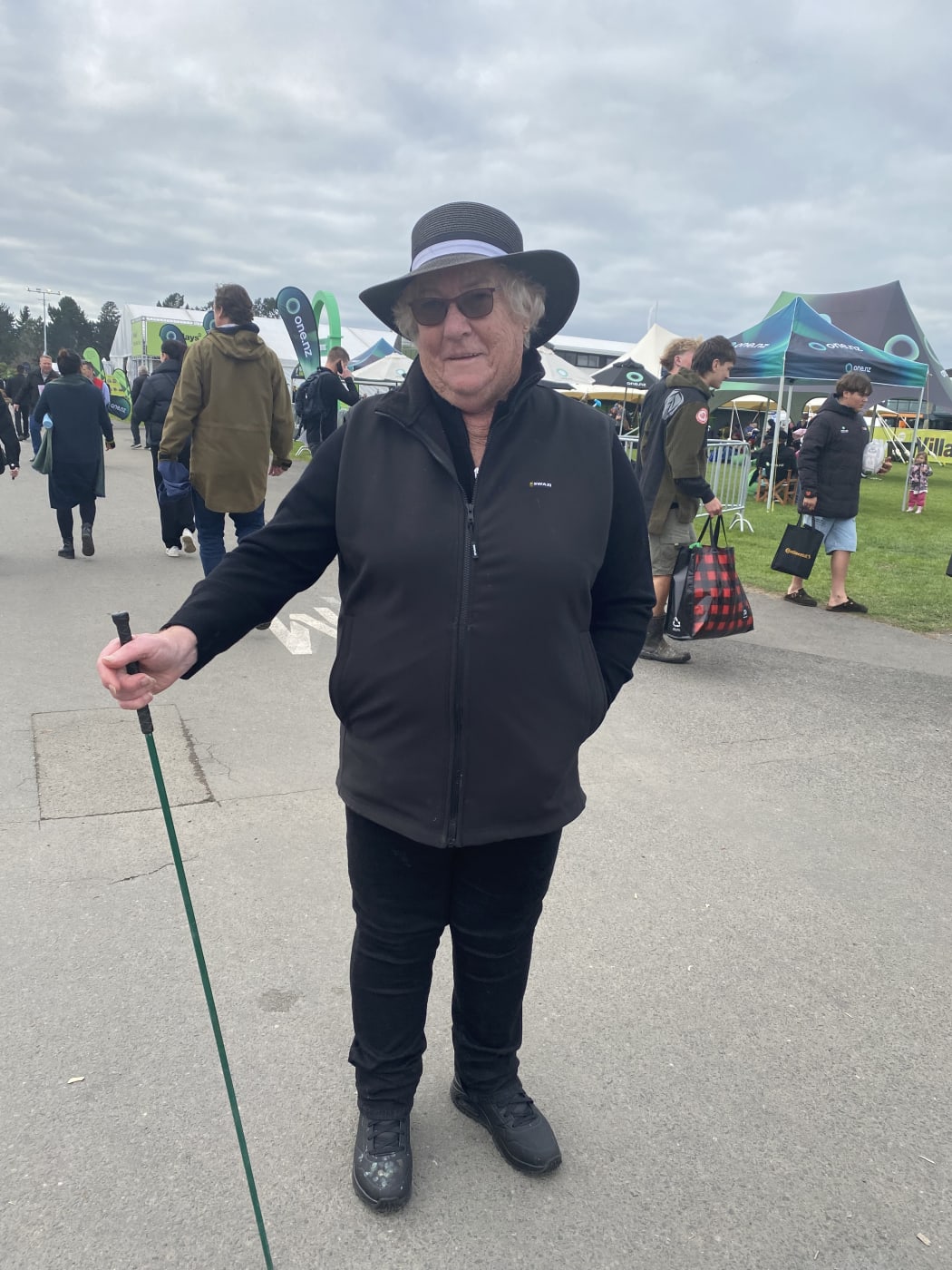 Leon Lewis ma na sobie kapelusz, który kupiła w zeszłym roku.  Ma gospodarstwo rolne, więc przychodzę tutaj, żeby kupić nowe rzeczy, na przykład suplementy dla zwierząt.