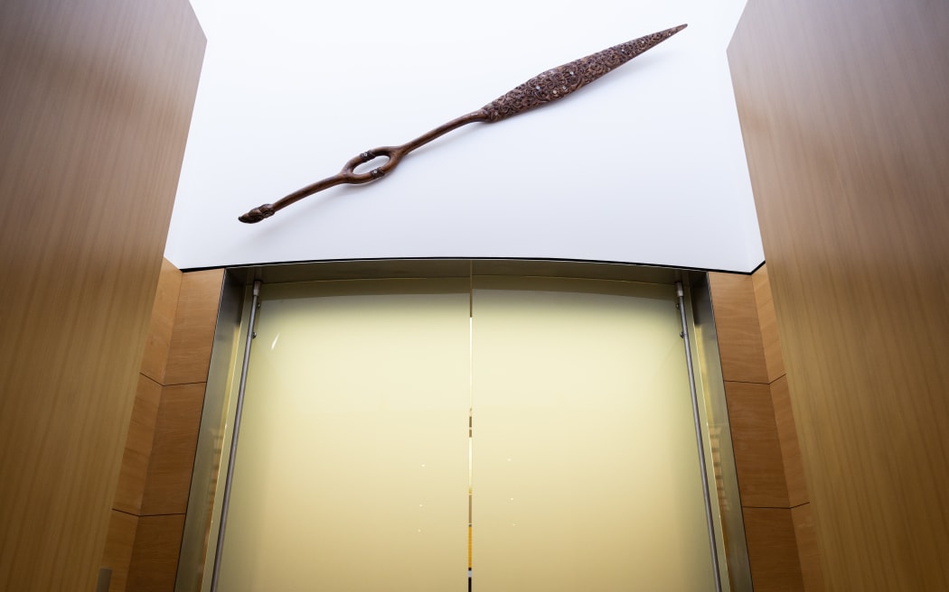 Above the door to the Cabinet Room is an ornate Hoe Urunga (a canoe steering oar), carved by Clive Fugill, a senior carver from the New Zealand Maori Arts and Crafts Institute and gifted in 1981. Its placement refers to Cabinet’s role in steering the waka of state.
