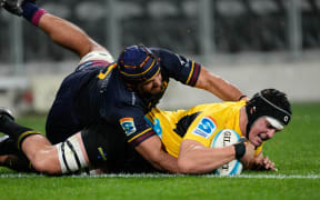 Brayden Iose scores for the Hurricanes against the Highlanders.