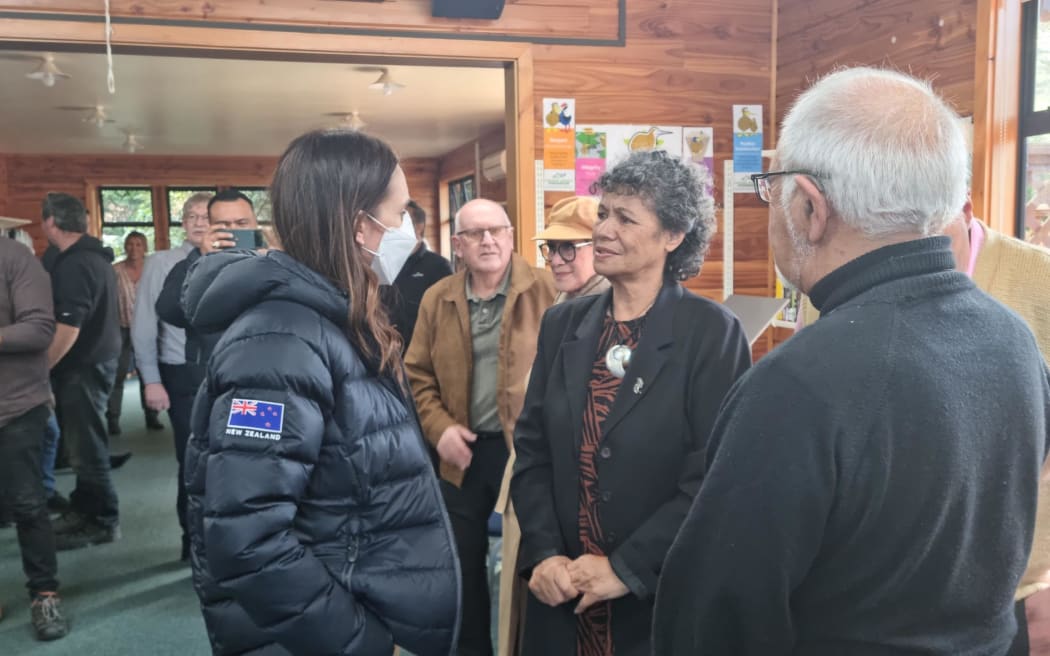 Prime Minister Jacinda Ardern talks to Rai Valley residents on 1 September, 2022 after recent flooding caused widespread damage to the reading network across Nelson and the Marlborough Sounds.
