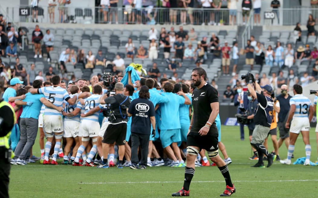 Sam Whitelock leaves the field as Argentina celebrate. 2020.
