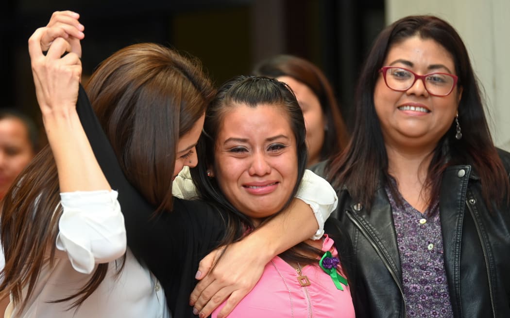 Evelyn Hernández, centre, with her lawyers after being cleared of murder.