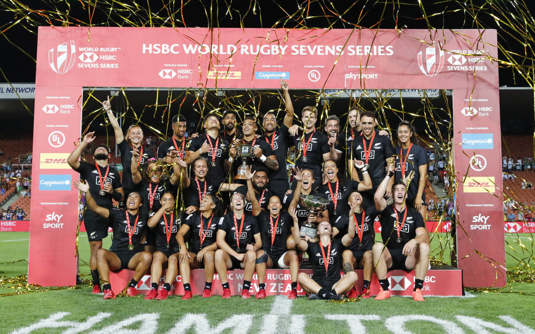 New Zealand celebrate winning the men's women's titles in Hamilton.