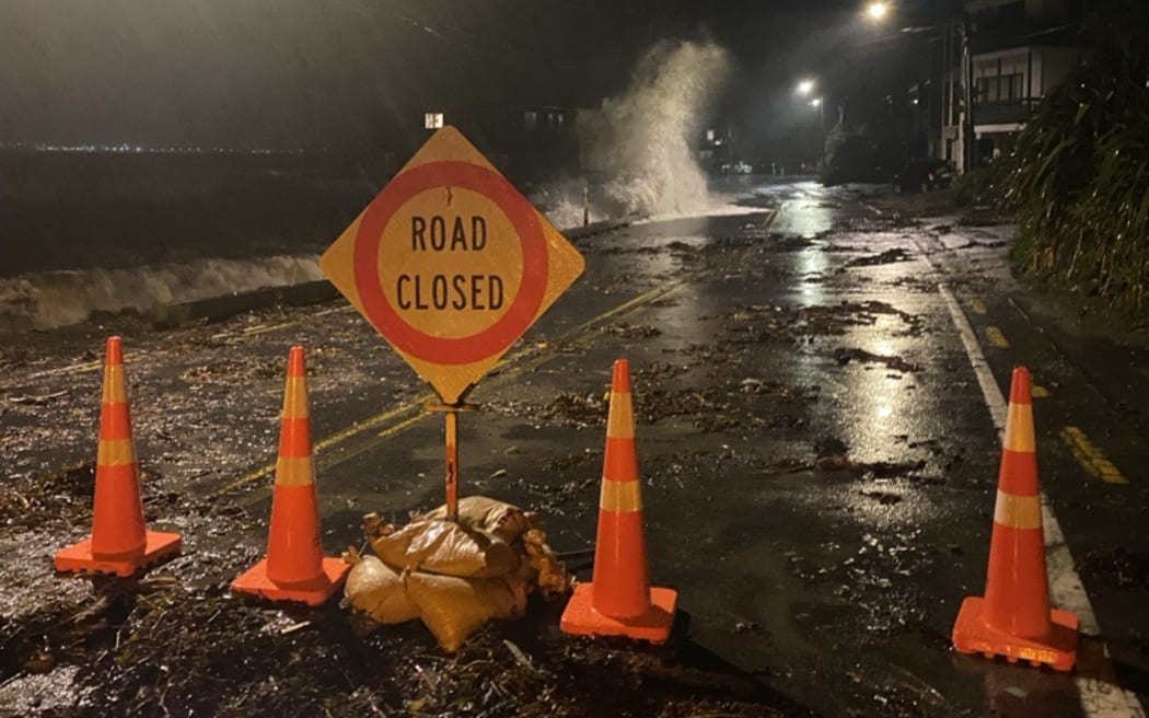 Marine Parade closed at Days Bay.