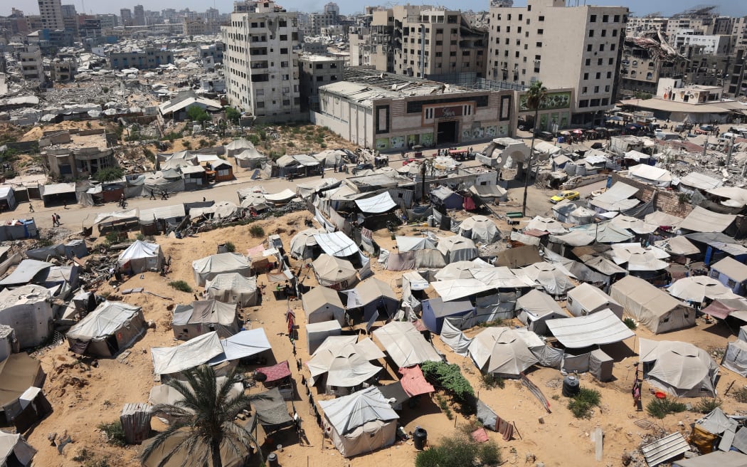 A picture taken on August 18, 2025, shows tents housing displaced Palestinians in Gaza City. Rights group Amnesty International on August 18, accused Israel of enacting a "deliberate policy" of starvation in Gaza, as the United Nations and aid groups warn of famine in the Palestinian territory. Israel, while heavily restricting aid allowed into the Gaza Strip, has repeatedly rejected claims of deliberate starvation in the 22-month-old war. (Photo by Omar AL-QATTAA / AFP)