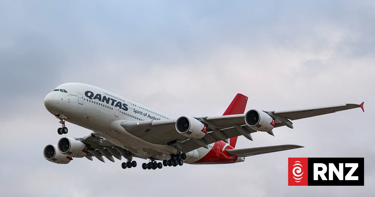 Auckland diversion leaves Qantas passengers stuck on plane for over 8 hours