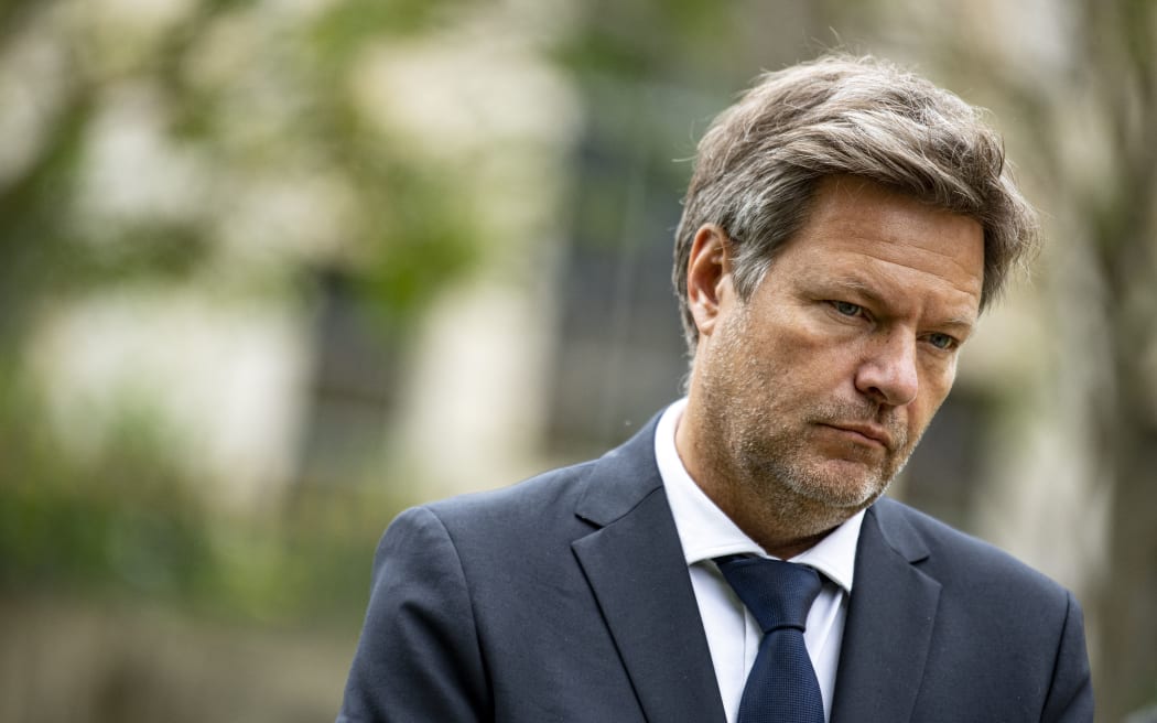 08 July 2022, Berlin: Robert Habeck (Bündnis 90/Die Grünen), Federal Minister for Economic Affairs and Climate Protection, listens during a press conference after the meeting of the minister presidents of the northern German states. The states of Bremen, Hamburg, Mecklenburg-Western Pomerania, Lower Saxony and Schleswig-Holstein exchange views on the energy market in northern Germany and the expansion of renewable energies. Photo: Fabian Sommer/dpa (Photo by Fabian Sommer / DPA / dpa Picture-Alliance via AFP)