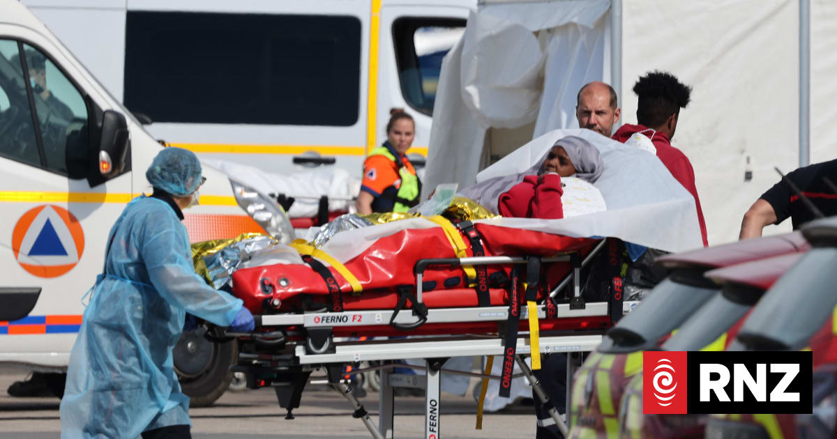 At least 12 migrants dead after boat capsizes in English Channel | RNZ