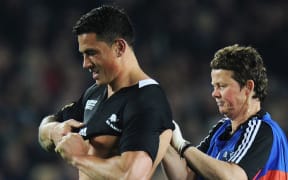 All Blacks doctor Doctor Deb Robinson helps Sonny Bill Williams.