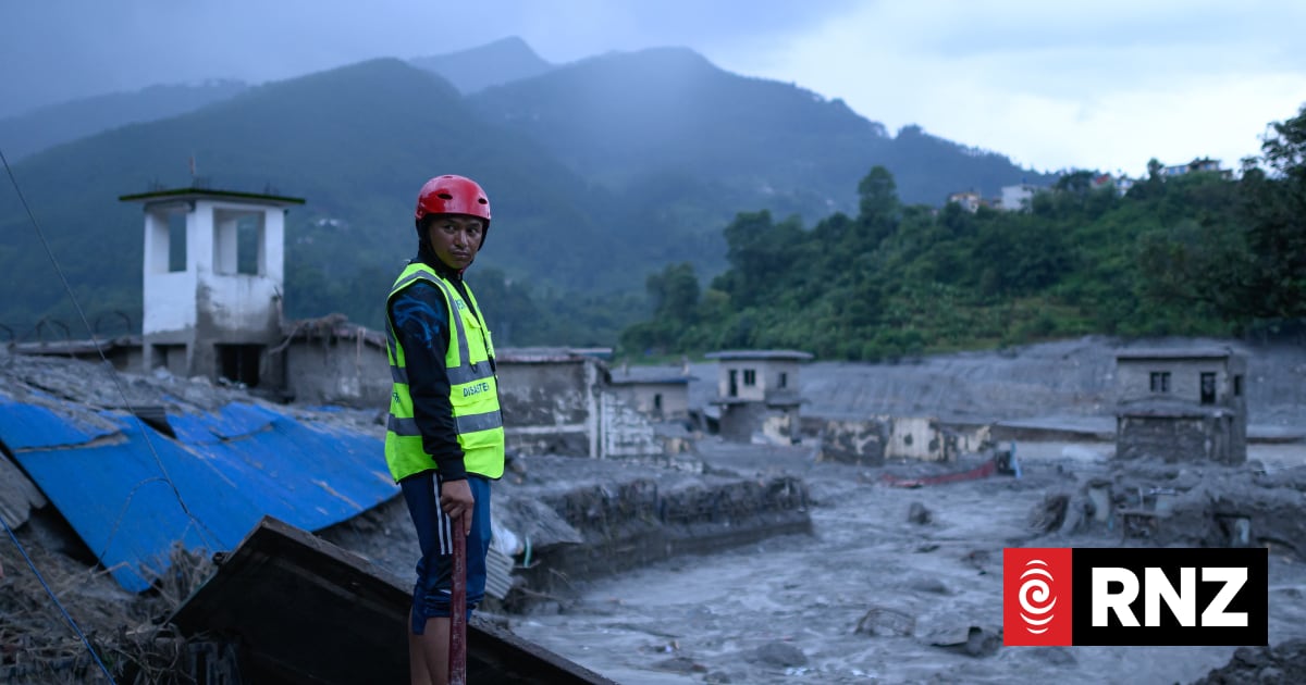 Rescuers dig into tunnel as missing toll from Nepal, China flood nears 3000