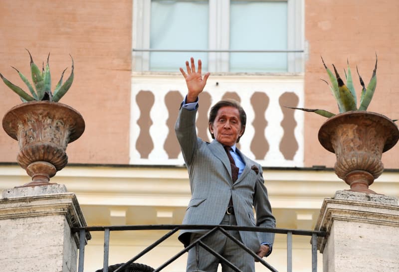 Italian fashion designer Valentino Garavani poses during a photocall for the film "Valentino:the last emperor" directed by Matt Tyrnauer in Rome on November 16, 2009 in Rome. AFP PHOTO / TIZIANA FABI (Photo by Tiziana FABI / AFP)