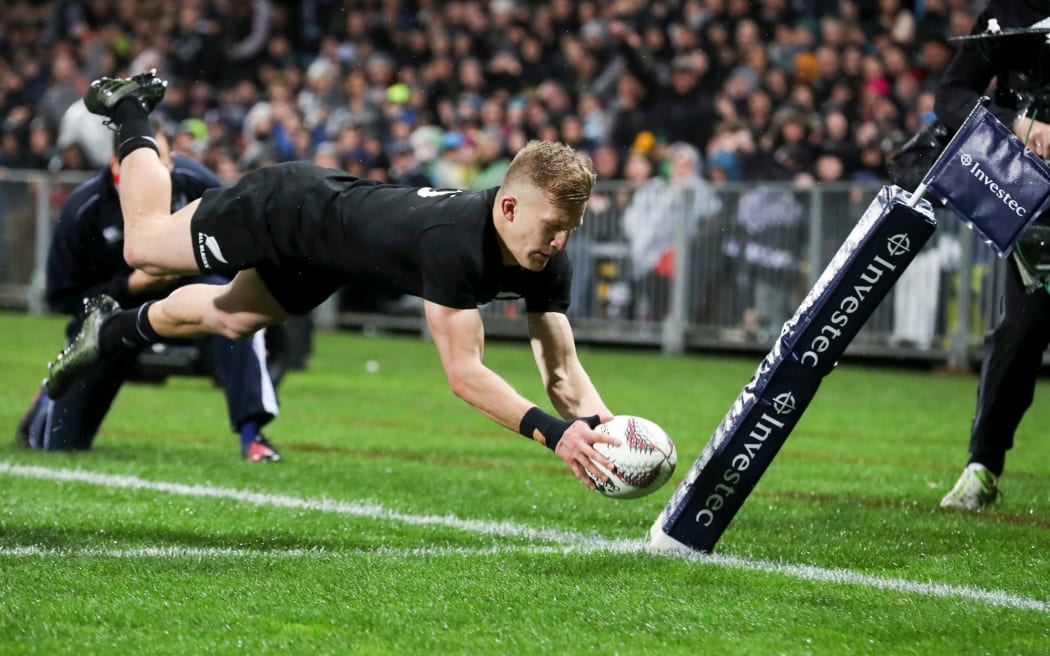 Fullback Damian McKenzie scores against the Pumas