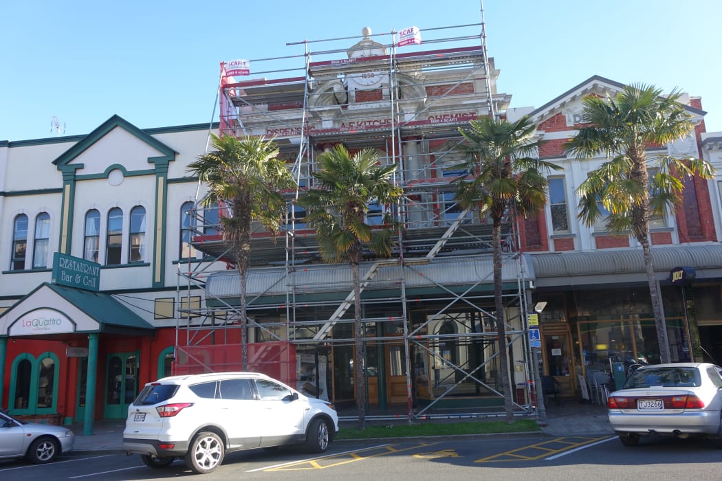 Kitchen's Building is described as a fine example of Edwardian baroque in the Whanganui heritage inventory.