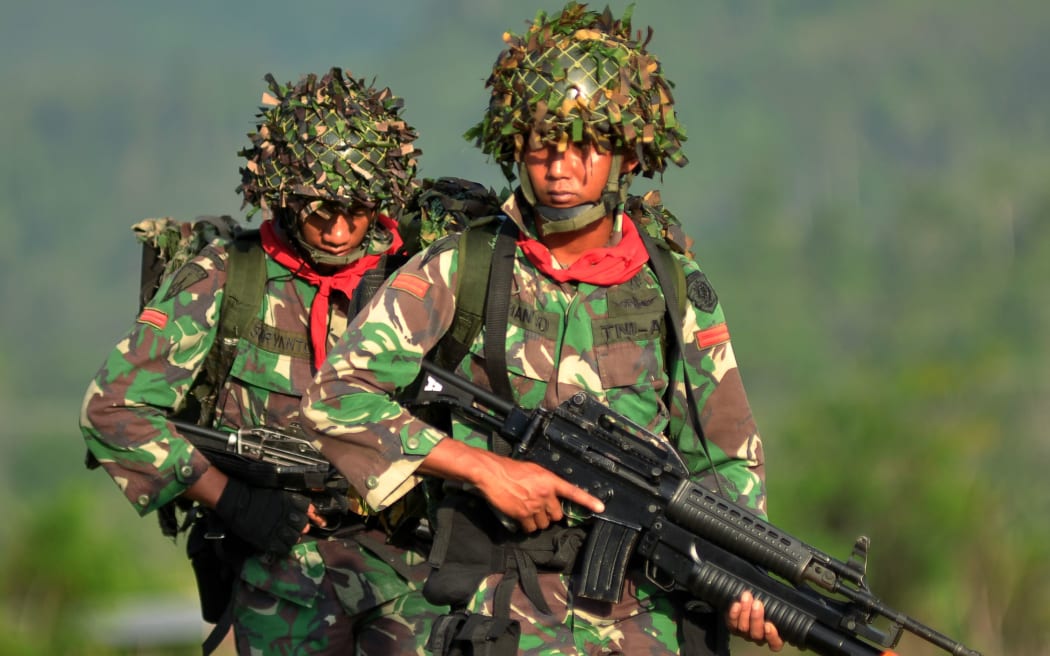 Indonesian soldiers participate in a major military jungle warfare exercise in Poso, in central Sulawesi island, on March 31, 2015.