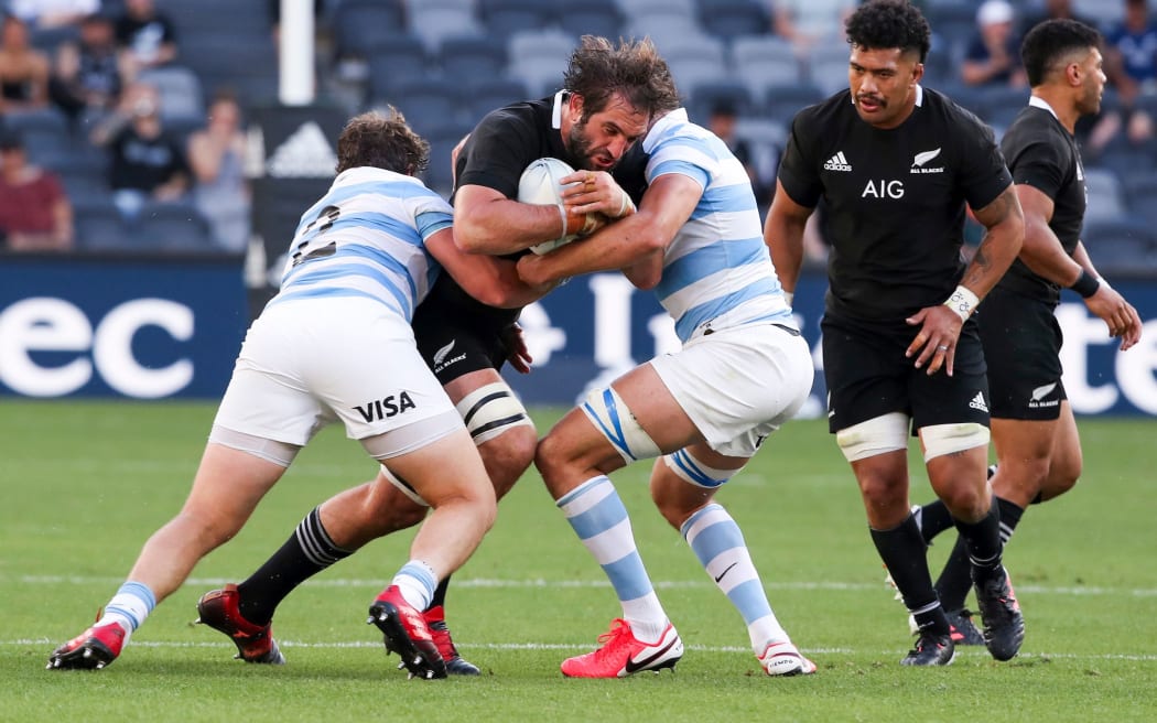 Samuel Whitelock is tackled. Tri Nations rugby union test match. New Zealand All Blacks v Argentina Pumas. Bankwest Stadium, Sydney, Australia. 14th Nov 2020.