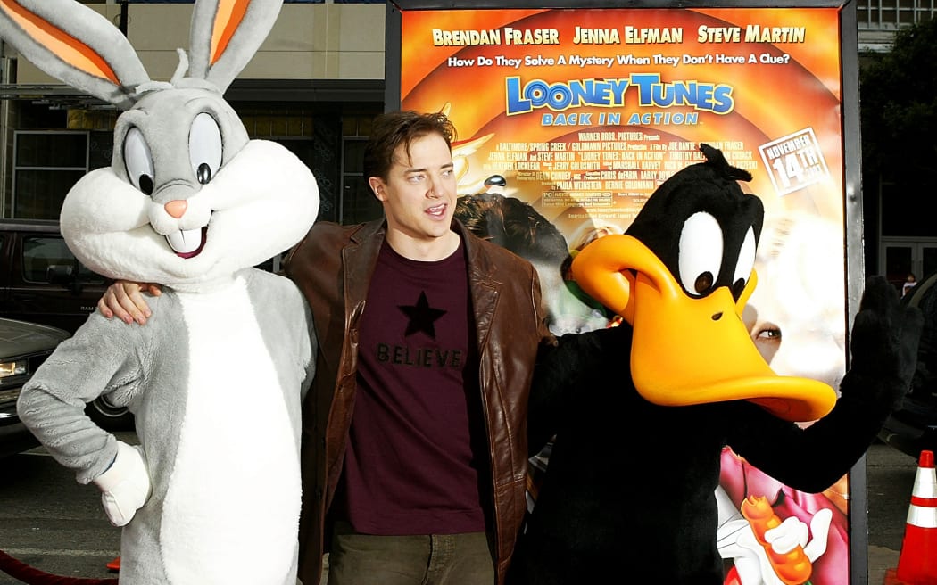 HOLLYWOOD, CA - NOVEMBER 9:  Actor Brendan Fraser (c) poses with characters Daffy Duck (r) and Bugs Bunny as he arrives for the world premiere of his new film "Loony Tunes: Back In Action"   at Grauman's Chinese Theatre on November 9, 2003 in Hollywood, CA. The Warner Bros Production goes into wide release on November 14, 2003.  (Photo by Carlo Allegri/Getty Images) (Photo by CARLO ALLEGRI / Getty Images North America / Getty Images via AFP)