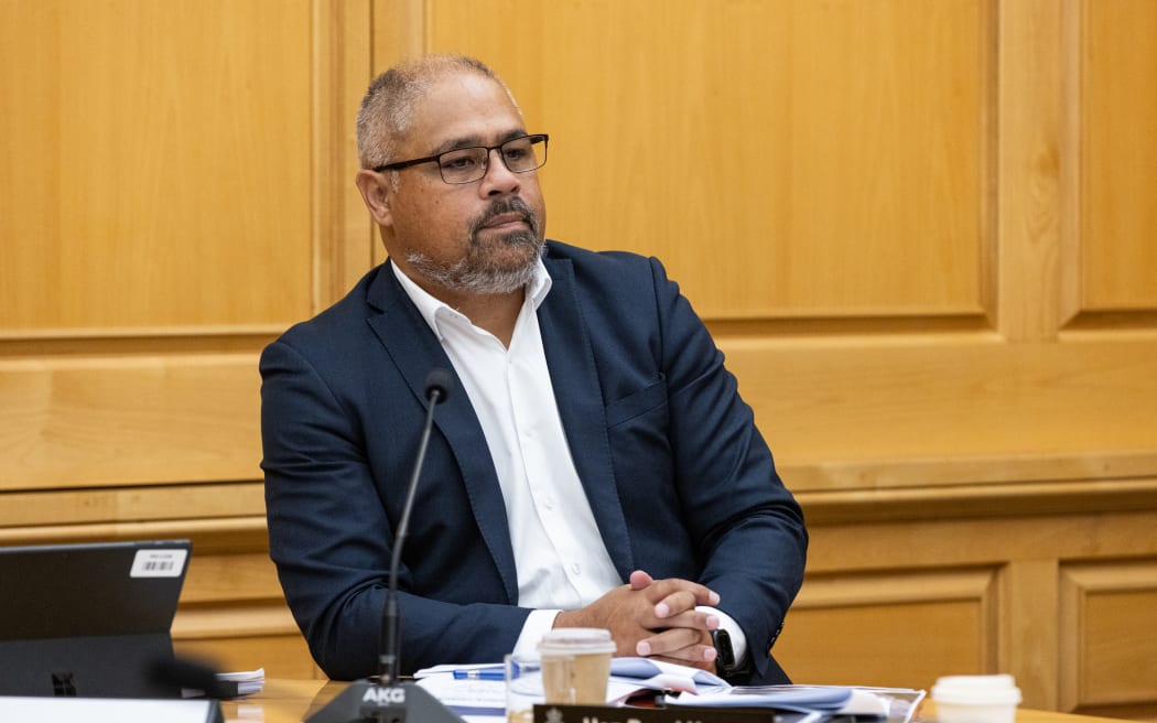 Labour Party MP Peeni Henare in select committee.
