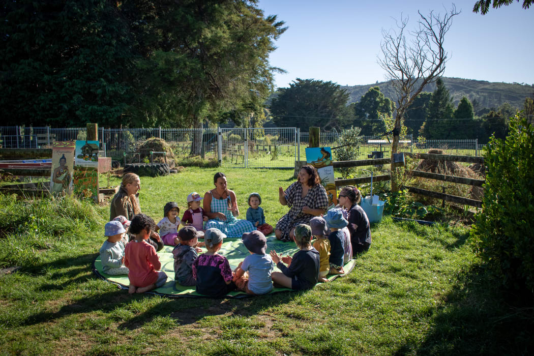 Kara Kenny teaching about freshwater ecosystems at He Pounamu Kura