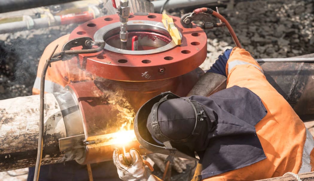 Workers repair the ruptured pipepline.